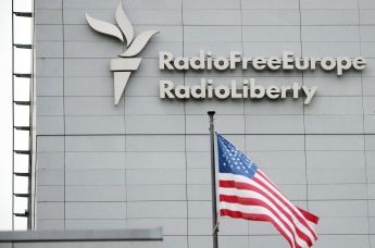 Вывеска на здании штаб-квартиры международной радиовещательной организации "Радио „Свободная Европа“/Радио „Свобода“ (СМИ-иностранный агент) в Праге