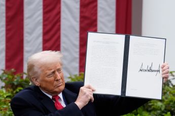 Президент США Дональд Трамп демонстрирует подписанный им указ о введении зеркальных пошлин на зарубежный импорт в розовом саду Белого дома в Вашингтоне