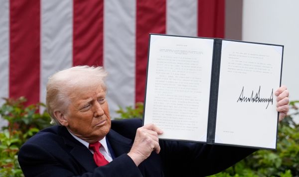 Президент США Трамп объявил о введении пошлин на продукцию других стран Президент США Дональд Трамп демонстрирует подписанный им указ о введении зеркальных пошлин на зарубежный импорт в розовом саду Белого дома в Вашингтоне