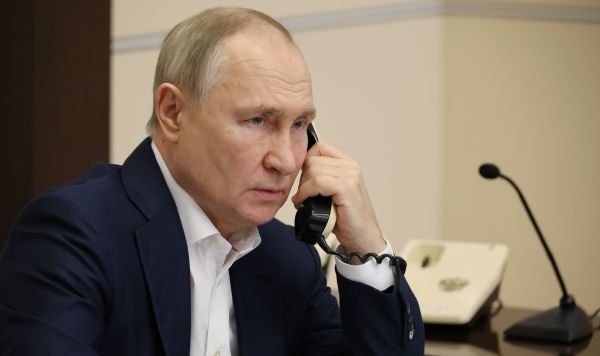 Президент РФ Владимир Путин во время телефонного разговора Президент РФ Владимир Путин во время телефонного разговора