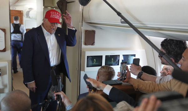 Президент Дональд Трамп беседует с журналистами на борту Air Force One после посещения центра содержания мигрантов в Очопи, штат Флорида, во вторник, 1 июля 2025 года, по пути обратно на Объединенную базу Эндрю, штат Мэриленд