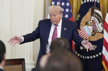 Президент Дональд Трамп обращается к толпе, готовясь подписать Закон GENIUS, регулирующий стейблкоины (тип криптовалюты), в Восточном зале Белого дома в пятницу, 18 июля 2025 года, в Вашингтоне.