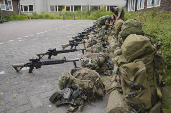 Военнослужащие проверяют свое снаряжение перед визитом премьер-министра Великобритании Кейра Стармера на тренировочную базу морской пехоты Нидерландов