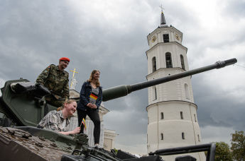 Прохожие забираются на самоходную гаубицу бундесвера PzH 2000 во время церемонии открытия немецкой бригады на Соборной площади.