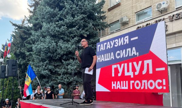 Первый заместитель главы исполкома Гагаузии Илья Узун во время митинга в поддержку главы Гагаузской автономии Молдавии Евгении Гуцул в Комрате Первый заместитель главы исполкома Гагаузии Илья Узун во время митинга в поддержку главы Гагаузской автономии Молдавии Евгении Гуцул в Комрате