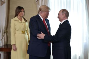 Президент РФ Владимир Путин, президент США Дональд Трамп (в центре) и его супруга Меланья во время встречи в президентском дворце в Хельсинки, 16 июля 2018