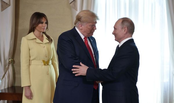 Президент РФ Владимир Путин, президент США Дональд Трамп (в центре) и его супруга Меланья во время встречи в президентском дворце в Хельсинки, 16 июля 2018