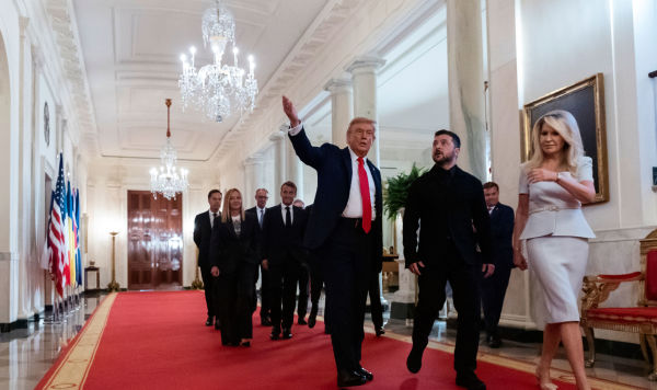 Президент Дональд Трамп (в центре) идет по Кросс-холлу в Белом доме с президентом Украины Владимиром Зеленским, за которым следуют премьер-министр Великобритании Кир Стармер, президент Франции Эммануэль Макрон, канцлер Германии Фридрих Мерц, премьер-министр Италии Джорджия Мелони, президент Финляндии Александр Стубб, генеральный секретарь НАТО Марк Рютте и председатель Европейской комиссии Урсула фон дер Ляйен, в Белом доме в понедельник, 18 августа 2025 года, в Вашингтоне. Президент Дональд Трамп (в центре) идет по Кросс-холлу в Белом доме с президентом Украины Владимиром Зеленским, за которым следуют премьер-министр Великобритании Кир Стармер, президент Франции Эммануэль Макрон, канцлер Германии Фридрих Мерц, премьер-министр Италии Джорджия Мелони, президент Финляндии Александр Стубб, генеральный секретарь НАТО Марк Рютте и председатель Европейской комиссии Урсула фон дер Ляйен, в Белом доме в понедельник, 18 августа 2025 года, в Вашингтоне.