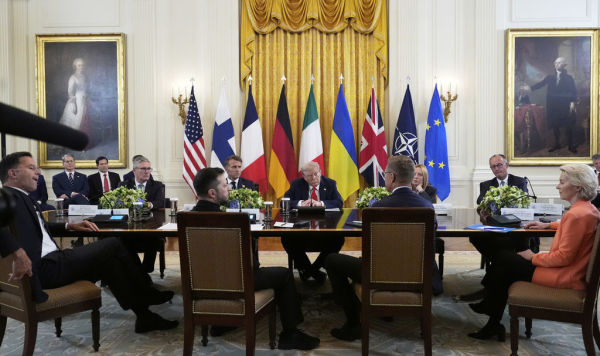 Президент США Дональд Трамп сидит за столом с Владимиром Зеленским, главами некоторых стран ЕС, Еврокомиссии и генсеком НАТО в Белом доме Президент США Дональд Трамп сидит за столом с Владимиром Зеленским, главами некоторых стран ЕС, Еврокомиссии и генсеком НАТО в Белом доме, 18 августа, 2025 г.