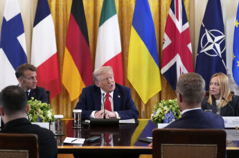 Президент Дональд Трамп выступает на фоне президента Франции Эммануэля Макрона (слева) и премьер-министра Италии Джорджии Мелони (справа) во время встречи с президентом Украины Владимиром Зеленским (слева на переднем плане) и европейскими лидерами в Восточном зале Белого дома в понедельник, 18 августа 2025 года, в Вашингтоне.