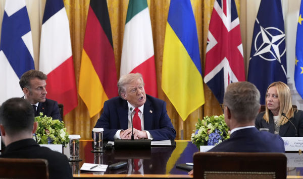 Президент Дональд Трамп выступает на фоне президента Франции Эммануэля Макрона (слева) и премьер-министра Италии Джорджии Мелони (справа) во время встречи с президентом Украины Владимиром Зеленским (слева на переднем плане) и европейскими лидерами в Восточном зале Белого дома в понедельник, 18 августа 2025 года, в Вашингтоне.