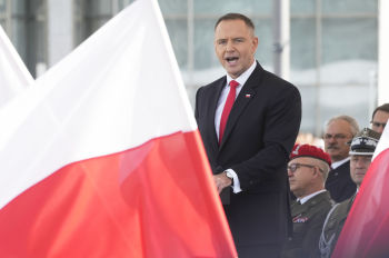 Новый президент Польши Кароль Навроцкий выступает на официальной церемонии вступления в должность главнокомандующего Вооруженными силами у могилы Неизвестного солдата на площади Пилсудского в Варшаве, Польша, в среду, 6 августа 2025 года