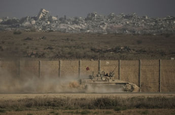 Израильский танк движется вдоль границы Израиля и сектора Газа, вторник, 16 сентября 2025 года