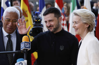 Слева направо: председатель Европейского совета Антонио Коста, президент Украины Владимир Зеленский и председатель Европейской комиссии Урсула фон дер Ляйен в здании Европейского совета в Брюсселе в четверг, 6 марта 2025 г.