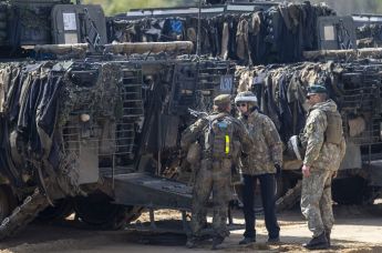 Посол США в Литве Кара К. Макдональд (в центре) принимает участие в военных учениях "Железный волк 2025-I" на полигоне Гайжюнай, примерно в 130 км к западу от Вильнюса, Литва, пятница, 16 мая 2025 г.