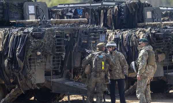 Посол США в Литве Кара К. Макдональд (в центре) принимает участие в военных учениях "Железный волк 2025-I" на полигоне Гайжюнай, примерно в 130 км к западу от Вильнюса, Литва, пятница, 16 мая 2025 г.