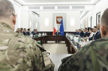 Премьер Польши Дональд Туск на внеочередном заседании правительства, 10 сентября 2025 г.