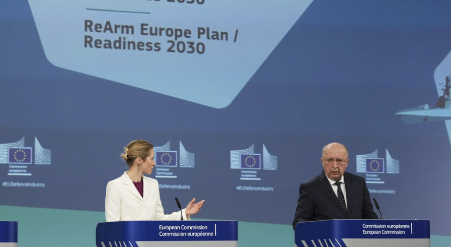 Верховный представитель ЕС по иностранным делам и политике безопасности Кая Каллас (слева) и еврокомиссар по обороне и космосу Андрюс Кубилюс выступают на пресс-конференции, посвященной Белой книге о будущем европейской обороны и плану REARM Europe, в штаб-квартире ЕС в Брюсселе в среду, 19 марта 2025 года