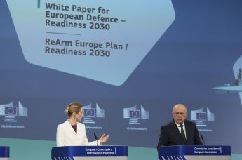 Верховный представитель ЕС по иностранным делам и политике безопасности Кая Каллас (слева) и еврокомиссар по обороне и космосу Андрюс Кубилюс выступают на пресс-конференции, посвященной Белой книге о будущем европейской обороны и плану REARM Europe, в штаб-квартире ЕС в Брюсселе в среду, 19 марта 2025 года
