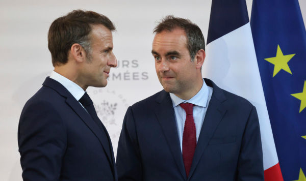 Эммануэль Макрон и Себастьян Лекорню Эммануэль Макрон и Себастьян Лекорню