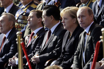 Канцлер Германии Ангела Меркель рядом с президентом России Владимиром Путиным на Параде Победы в Москве, 9 мая 2010 г.