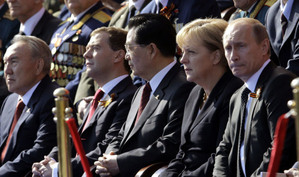 Канцлер Германии Ангела Меркель рядом с президентом России Владимиром Путиным на Параде Победы в Москве, 9 мая 2010 г. Канцлер Германии Ангела Меркель рядом с президентом России Владимиром Путиным на Параде Победы в Москве, 9 мая 2010 г.