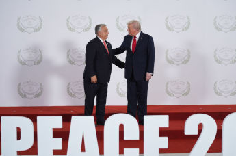 Президент Дональд Трамп приветствует премьер-министра Венгрии Виктора Орбана во время саммита после прекращения огня в войне Израиля и ХАМАС, 13 октября 2025 года, в Шарм-эль-Шейхе, Египет.