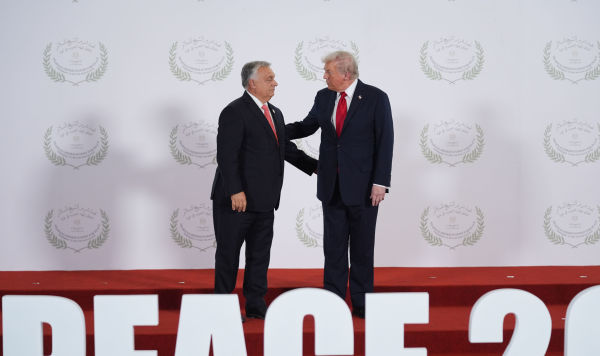 Президент Дональд Трамп приветствует премьер-министра Венгрии Виктора Орбана во время саммита после прекращения огня в войне Израиля и ХАМАС, 13 октября 2025 года, в Шарм-эль-Шейхе, Египет.