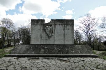 Братская могила жертв террора в  Курессааре, Эстония