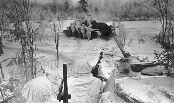 Великая Отечественная война 1941-1945 гг. Ржевско-Вяземская наступательная операция (с 5 января 1942 по 31 марта 1943 гг.)  Танковый десант советских пехотинцев направляется на исходный рубеж для атаки. Калининский фронт.