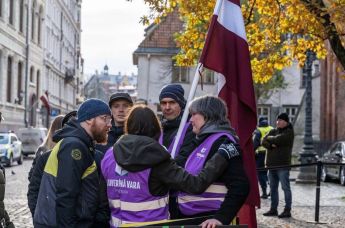 Представители партии "Суверенная власть" в центре Риги, Латвия