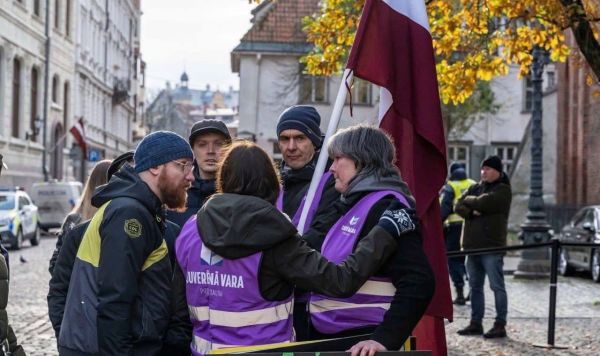 Представители партии "Суверенная власть" в центре Риги, Латвия