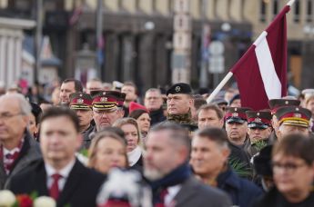 Церемония возложения цветов к Памятнику Свободы в честь 107-й годовщины провозглашения Латвийской Республики