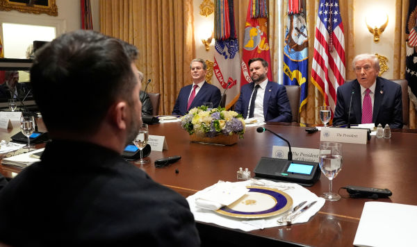 Президент США Дональд Трамп, вице-президент Джей Ди Вэнс, министр финансов Скотт Бессент и Владимир Зеленский на встрече в Белом доме