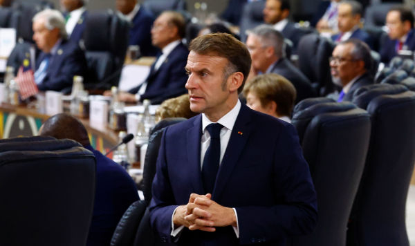 Президент Франции Эмманюэль Макрон на пленарной сессии дня открытия саммита G20 в Йоханнесбурге, ЮАР, 22 ноября 2025 г.