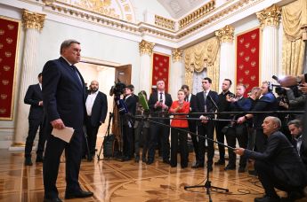 Помощник президента РФ Юрий Ушаков отвечает на вопросы журналистов 