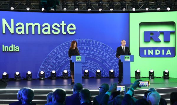 5 декабря 2025. Президент РФ Владимир Путин и главный редактор телеканала RT и медиагруппы "Россия сегодня" Маргарита Симоньян на церемонии запуска вещания телеканала "RT India" в Нью-Дели.