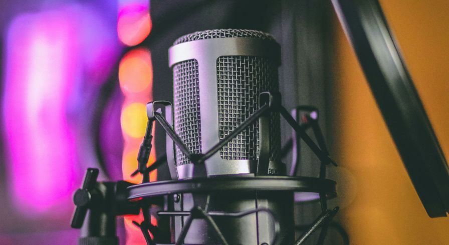 Микрофон в студии