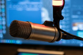 Микрофон в студии
