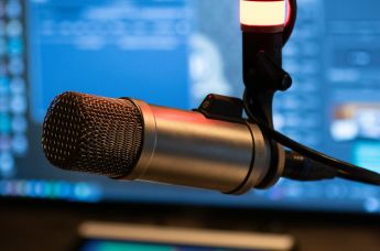 Микрофон в студии