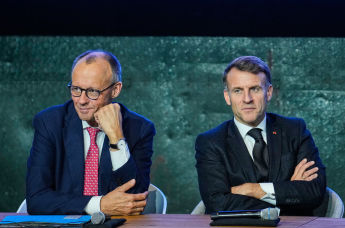 Канцлер Германии Фридрих Мерц (слева) и президент Франции Эммануэль Макрон (справа) присутствуют на встрече с группой инвесторов на Саммите по европейскому цифровому суверенитету в Берлине, Германия, во вторник, 18 ноября 2025 года