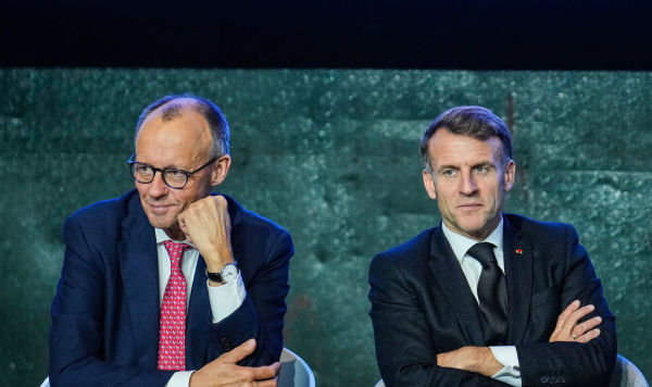 Канцлер Германии Фридрих Мерц (слева) и президент Франции Эммануэль Макрон (справа) присутствуют на встрече с группой инвесторов на Саммите по европейскому цифровому суверенитету в Берлине, Германия, во вторник, 18 ноября 2025 года