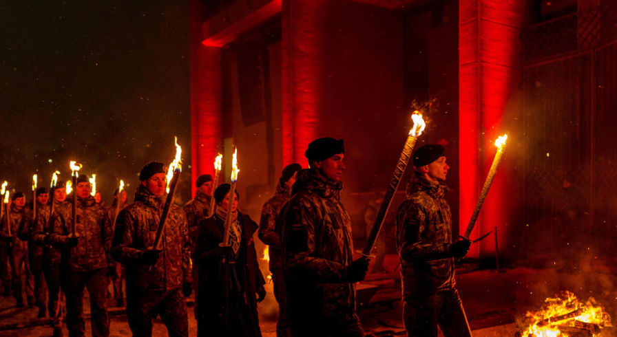 Литовские солдаты несут факелы накануне 35-й годовщины Дня защитников свободы на площади Независимости в Вильнюсе, Литва, в понедельник, 12 января 2026 года.