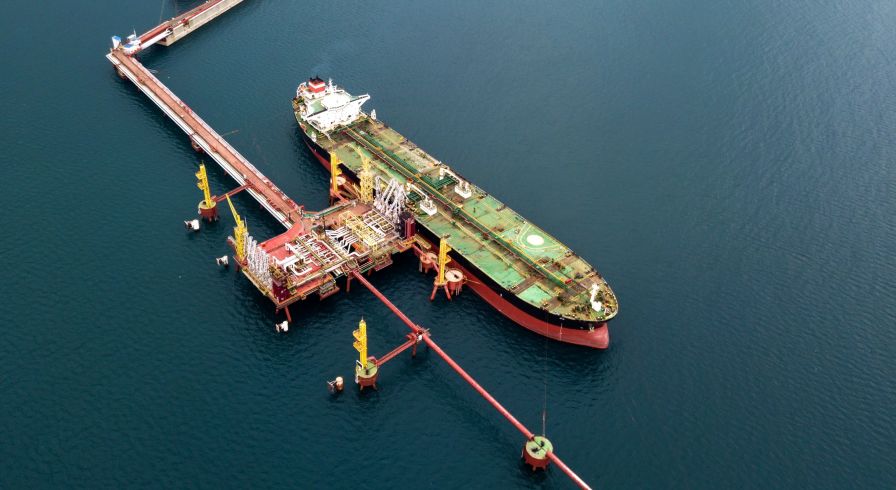 Танкер у нефтяного терминала "Шесхарис" в Новороссийске