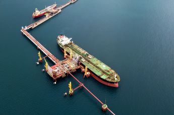 Танкер у нефтяного терминала "Шесхарис" в Новороссийске