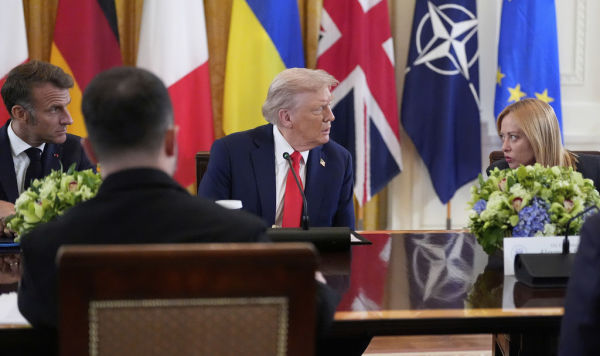 Президент Дональд Трамп (в центре) беседует с премьер-министром Италии Джорджией Мелони (справа) и президентом Франции Эммануэлем Макроном (слева) во время встречи в Восточном зале Белого дома