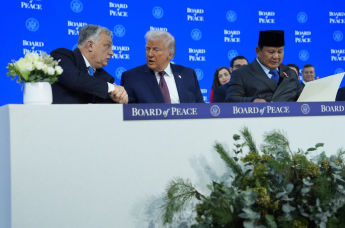 Президент Дональд Трамп (в центре), премьер-министр Венгрии Виктор Орбан (слева) и президент Индонезии Прабово Субинато во время подписания устава Совета мира на ежегодном заседании Всемирного экономического форума в Давосе, Швейцария, в четверг, 22 января 2026 года.