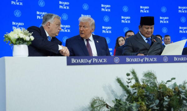 Президент Дональд Трамп (в центре), премьер-министр Венгрии Виктор Орбан (слева) и президент Индонезии Прабово Субинато во время подписания устава Совета мира на ежегодном заседании Всемирного экономического форума в Давосе, Швейцария, в четверг, 22 января 2026 года.