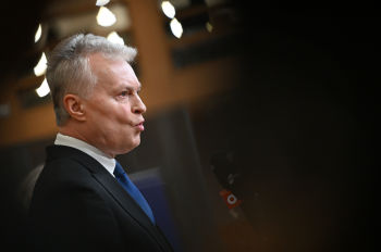 Президент Литвы Гитанас Науседа общается с представителями СМИ по прибытии на саммит ЕС в Брюссель, четверг, 22 января 2026 года.