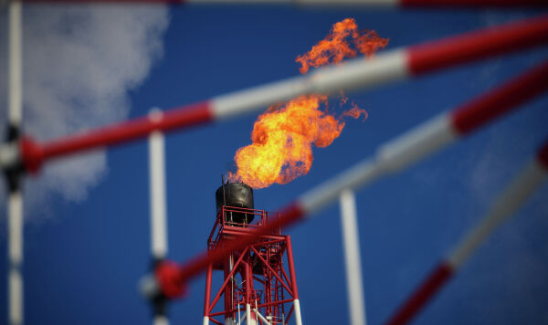 Нефтяная платформа "Приразломная" Газовый факел морской нефтеперерабатывающей платформы "Приразломная"